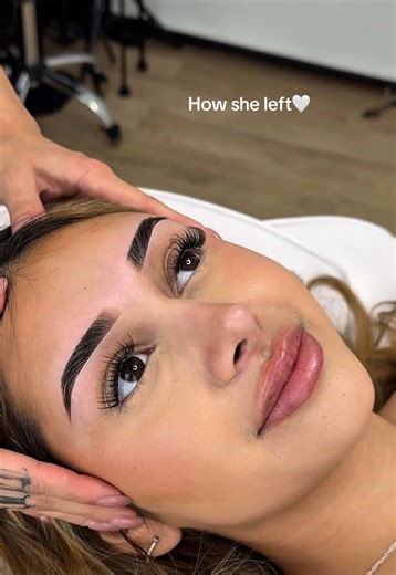 First transformation of 2026 🥳 How she came in vs how she left! My client showed me some videos from my page at our consult, after talking about her wants we decided to go with: •full but shaped •medium brown tint Service: Lami map tint wax #sanantoniobrows #browlamination #browtutorial #browtransformation