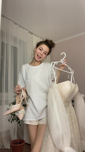 Elegant Dress Try-On: Discover Stylish Fashion Inspiration