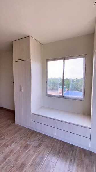 Diseño de Closet con Ventana en Teka Ártico