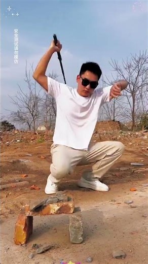 Automatic spring-loaded telescopic three-section stick, one-button operation...