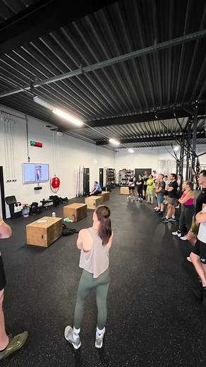 CHAD1000X Afgelopen weekend stond in het teken van Benchmark Workout “Chad”: 1.000 box step-ups for time. Een brute test van fysiek en mentaal uithoudingsvermogen. Solo, met buddy, met of zonder extra gewicht: iedereen koos zijn of haar eigen uitdaging. Chad Wilkinson diende 21 jaar als Navy SEAL. Hij overleefde ontelbare missies, explosies en extreme omstandigheden, maar verloor uiteindelijk de strijd tegen de mentale littekens die niemand zag. Deze trainingsvorm (eindeloze step-ups als voorber