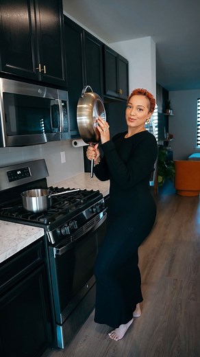 Did you know that everyday items in your kitchen could be affecting your health? After being diagnosed with breast cancer at 27, I knew I had to take control of what I was putting in and around my body. Here are 5 simple swaps I made in my kitchen that you can start today: ⭐️ Water Filter Tap water can contain harmful substances like chlorine, lead, pesticides, and even pharmaceuticals. These contaminants can disrupt your hormones, weaken your immune system, and lead to long-term health issues. 