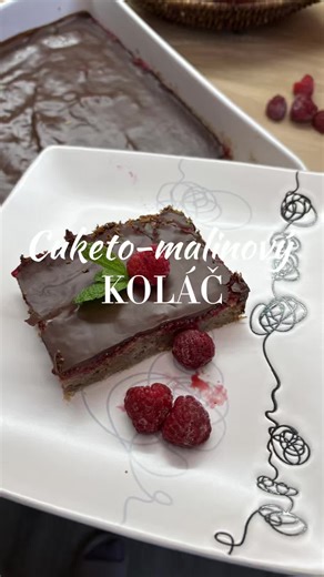 CUKETOVÝ KOLÁČ s malinami🥧 Rychlý a chutný koláč, který nám doma hned zmizel. Upravit si můžete podle sebe 👌Co jsem já potřebovala: ✨1 malou cuketu ( 200g) ✨80g jablečné pyré (mixlé jablíčko) ✨75ml mléka ✨2 vejce ✨150g špaldové hladké ✨ 2čl perníkové koření ✨1čl prášku do pečiva ✨ 1-2 pl čekankového sirupu nebo medu ✨skořice dle chuti ✨ 250g mražených malin ✨4pl chia semínek ✨hořká čokoláda s kokos.olejem ✨kokos na vysypání (dle sebe) ➡️Cuketu nastrouháme a smícháme se surovinami dle videa a d