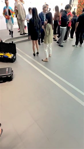 The special touch ✨👊 Zac Purton keeps making history aboard KA YING RISING after claiming his 18th consecutive win in the G1 Queen Silver Jubilee Cup 👏 | World Horse Racing