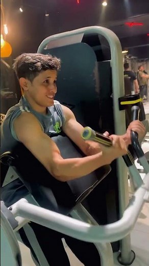 Bicep Exercise for Beginners 💪 | Machine Gym Exercise Guide #shorts #gym