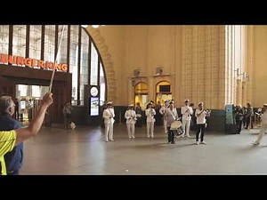 Flashmob Helsingin rautatieasemalla 8.7!