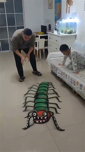 沙发里惊现巨型蜈蚣