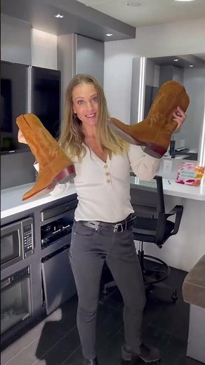 AJ Cook (JJ) on the set of #CriminalMindsEvolution ... showing off her trailer #criminalminds #jj