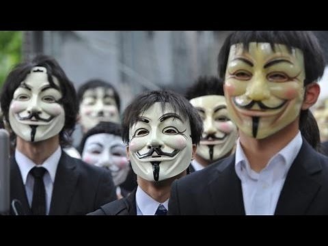 渋谷の街に仮面集団 「アノニマス」が抗議のゴミ拾い
