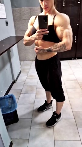 Anna Cicerelli on Instagram: "Arms in cut 🦅 #womanphysique #bodybuilding #ifbb #gym"