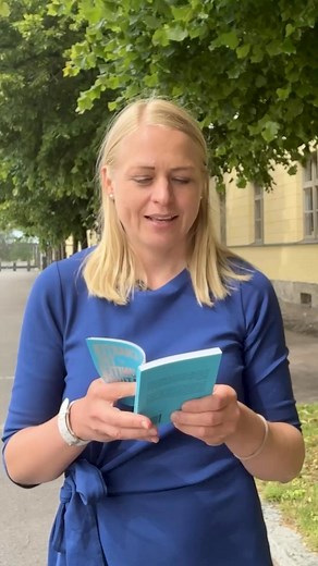 ”We the people of the United Nations” Näin alkaa 80 vuotta täyttänyt YK:n peruskirja. Kirja, joka vuosikymmenten ajan on määrittänyt säännöt kansakuntien väliselle kanssakäymiselle ja luonut kansainvälisen oikeuden pohjan, jonka päälle ihmisten perusoikeuksia on voitu rakentaa. YK ei ole täydellinen ja varsinkin tässä maailmanajassa sen asemaa haastetaan. On kuitenkin selvää, että YK:n ansiosta maailma on parempi paikka kuin se olisi ilman sitä. Erityisen tärkeää se on Suomen kaltaisille pienill