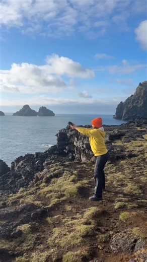 Annika Preil on Instagram: "Na? Wer hat die Papageitaucherfolge aus Island gesehen?🇮🇸 Wie hat sie euch gefallen? Mein absolutes Highlight: Als ich den kleinen Papageitaucher, den wir bei der Puffinpatrol gefunden haben, über die Klippen fliegen lassen durfte. 🌊 Zugegeben: Anfangs war es für mich etwas komisch, ihn vorher so auf und ab zu bewegen, aber meine Experten vor Ort haben mir erklärt, dass der kleine Vogel sich so besser am Horizont orientieren kann. Und so konnte der kleine Kerl endl