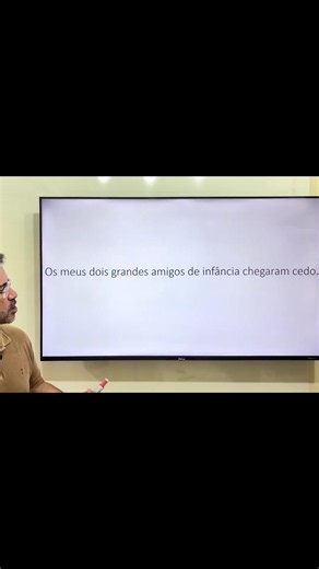 Português para Concurso | Núcleo do Sujeito e Adjunto Adnominal Você sabe identificar o sujeito, o predicado e os termos que compõem o sujeito? Nesta aula, você vai aprender, passo a passo, a fazer a análise sintática da frase “Os meus dois grandes amigos de infância chegaram cedo”, localizando o sujeito e o predicado, identificando o núcleo do sujeito, classificando-o como sujeito simples e reconhecendo os adjuntos adnominais. Este vídeo faz parte de um curso gratuito de prática de análise sint