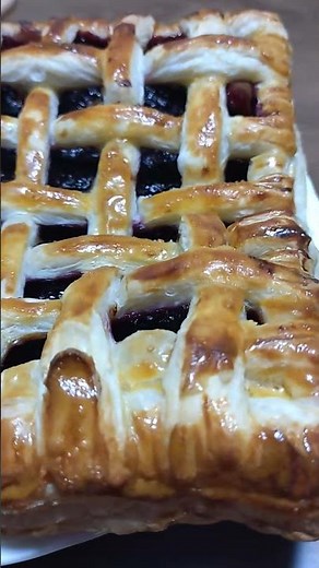 勝手にホワイトデー2 ブルーベリーパイを焼きました🫐自作のブルーベリージャムを、業務スーパーのパイ生地に乗せて焼きました🥧甘さ控えめ、いい感じに出来て嬉しかったです🥰