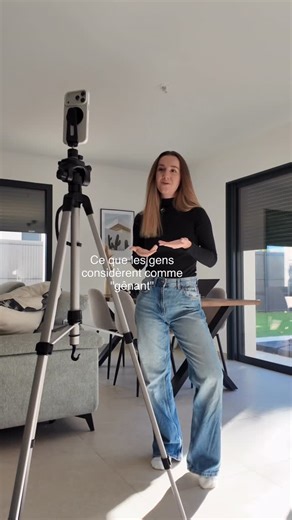 Elsa ✨ Ta mine d'or pour glow up ton contenu on Instagram: "Tu seras toujours vu comme “cringe”… jusqu’à ce que ça marche. Mais en réalité, ce qui est vraiment gênant, ce n’est pas d’essayer. C’est de critiquer. Critiquer quelqu’un qui poste. Qui teste. Qui se montre. Qui apprend en public. Parce que critiquer sur les réseaux, c’est souvent parler depuis le confort de l’inaction. Derrière un écran. Sans prendre de risque. Personne ne se moque de quelqu’un qui ne fait rien. Mais personne ne réuss