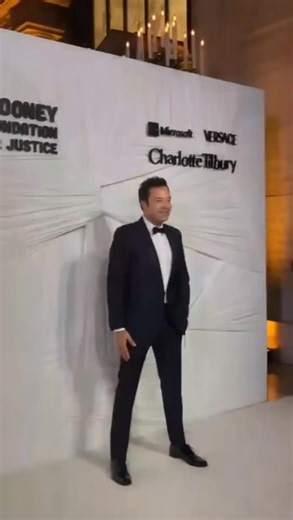 Fotógrafo: "JIMMY, A LA DERECHA. JIMMY, MIRA AQUÍ. HOLA. PEEK A BOO." 🤣 Flashback: Fundación de George Clooney. | Jimmy Fallon Latin America FANS