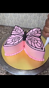 Lovely cake tutorial spotted on pinterest Credit to the Baker | 24/7 Cake Affairs Blog