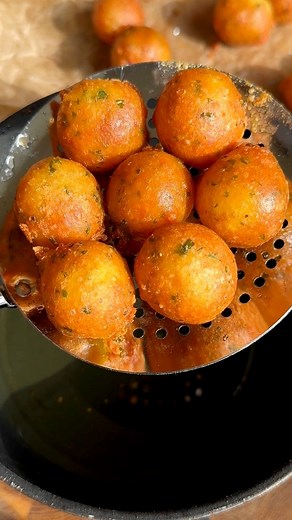 Crispy Potato Balls ➡️ Recipe ⬇️ #potatoballs #potatorecipes #snack #potatosnack #crispyrecipes | Essen Paradies