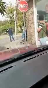 #VIDEO2 Video capta la pelea entre un agente de la Agencia Metropolitana de Tránsito Quito y un ciudadano. El hecho habría ocurrido en Cumbayá, cuando el agente entrega una citación al infractor y éste le responde a golpes. | Fragua Ciudadana