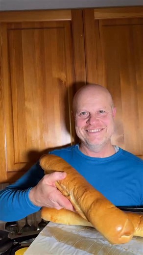 🥖🧨☄️RECEPT NA DOMÁCÍ VEKU NA CHLEBÍČKY 🥖💫🤩 Na Silvestra to chce něco speciálního! Co si tak upéct domácí veku na chlebíčky? 🥖✨ Pojďte na to se mnou, příprava je jednodušší, než si myslíte, a výsledek nadchne každého strávníka u slavnostního stolu. 🎉 Udělejte si radost a oslavte konec roku s poctivou domácí klasikou! 💫☄️🧨 Už jste si zkoušeli upéct domácí veku, nebo dáváte přednost kupované? Dejte mi vědět do komentářů a nezapomeňte mě sledovat, ať Vám neutečou další skvělé a jednoduché r