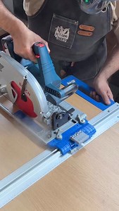 Esta es una guía de corte recto, sirve para cualquier sierra circular. La guía de corte universal RIP CUT de Kreg sirve para cortar tiras del tablero de hasta 60 cm yo la uso para cortar melamina y en conjunto con el disco no despostilla la melamina, la encuentras en línea #elcarpientero #guiadecorte #ripcutkreg #herramientasdecorte #carpienteria | El Carpientero