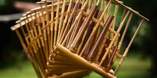Angklung: Sejarah, Jenis, dan Cara Bermain