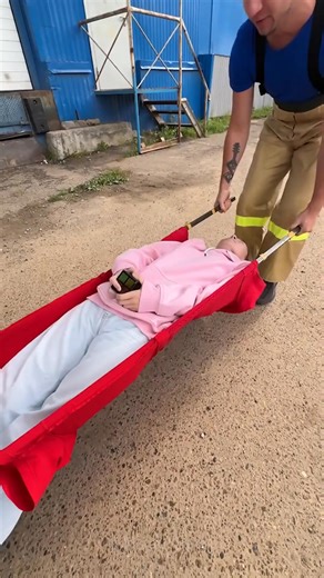 Making a Stretcher with Just Sticks & T-Shirts 🏞️🧑‍🚒 | 5-Minute Crafts GIRLY