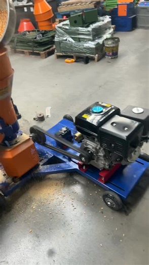 Testing the corn kernel feeding effect of a gasoline engine-powered pellet mill.