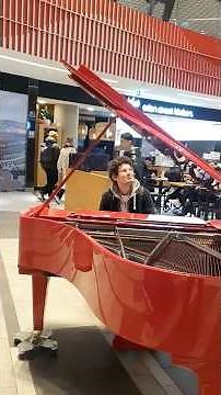 This Guy plays the Public Piano very cool! (Piano Medley – Thomas Krüger)