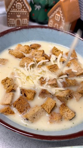 Fokhagymakrémleves Hozzávalók: 3 fej fokhagyma 1 fej vöröshagyma 1 nagyobb/ 2 kisebb krumpli 1,5 l alaplé 2 dl tejszín só, bors, leveskocka tálalashoz: reszelt sajt és pirított zsemle/kenyér kocka A fokhagymákat és a vöröshagymát megpucolom. A fokhagyma gerezdeket félbe vágom, a vöröshagymát pedig vastagabb szeletekre. Egy kevés olaj és vaj keverékén elkezdem dinsztelni a vöröshagymát majd hozzáadom a fokhagymát is. Felöntöm alaplével (én húsleves maradékot használtam). Teszek bele krumplit kock