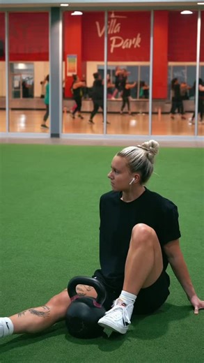 the backup dancers are back hahaha | dancers