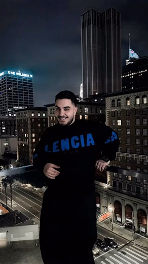 Aron Afshar on Instagram‎: "از ستاره‌های هالیوود گرفته تا کارآفرینانی که از صفر شروع کرده‌اند، همه در این شهر یک چیز را ثابت کرده‌اند: اگر جرأت کنی، اگر ایمان داشته باشی، هیچ چیزی غیرممکن نیست🌷❤️‍🔥"‎