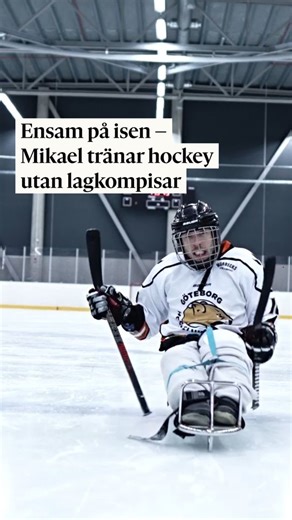 Mikael Hjertquist är den enda kälkhockeyspelaren i hela Göteborg. Sedan 2014 tränar han med Göteborgs HC ute i Angered, där antalet lagkamrater varierat över åren. Någon gång var de uppe på sex stycken. Men trots att han är ensam kvar ger inte Mikael upp i första taget. – Jag har alltid haft det här pannbenet att stånga mig blodig tills det inte går mer, säger han. Text: Viktor Fridén