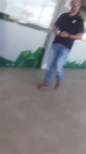 El Su Mecánico on Instagram: "Empleado se encuentra con su ex patrón y le recrimina haberlo despedido y no querer pagarle la liquidación ni parte de su salario. El empresario argumento que el ex empleado no sirve, y si bien es cierto te pueden despedir de una empresa por no dar el rendimiento tus derechos son inviolables. #costarica @secnet_cr"