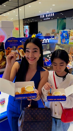 มาอร่อยนำกันที่อานตี้แอนส์😋 กับแบล็คทรัฟเฟิลแฮมชีสเพรทเซล มาเต็มกล่อง 6 ชิ้น เต็มอิ่มกันไปเลย . #AuntieAnnesTH #ชีสเหนือชีส #BlackTruffleCheeseHamPretzel #แบล็คทรัฟเฟิลชีสแฮมเพรทเซล | Auntie Anne's Thailand