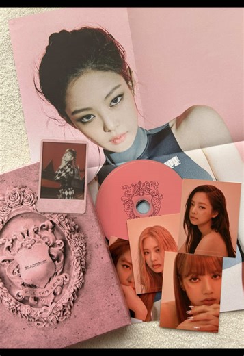 À la base j’avais commandé la version noir sur le site de la Fnac mais bon 🥲 au final je crois que je préfère la rose 🎀🫧 #fyp #viral #kpop #blackpink #killthislove