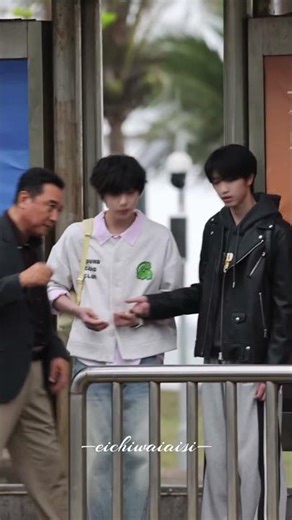 3 9路透今日份哥哥妹妹有 哥哥接过糖直接给妹妹 哥哥还主动帮妹妹捡书包#张桂源 #陈奕恒 #桂恒 #顾得猫林 #路透