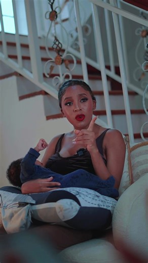 When your husband is just not a storyteller 😂 but at least amenifunza kupika uji 🙌🏽😍 Now tell me… who wants to see me officially enter the kitchen? 👩🏽‍🍳🔥 I think I need a real chef to mentor me because this cooking life? I’m just getting started 😅 This porridge made with @familabyunga Porridge Flour has literally become my daily go-to 🤍 It’s too good! But sasa siwezi endelea kutegemea @meshmpendwa every single morning 😂 it’s time I step up. Should I start my “Kitchen Chronicles”? 😍 #