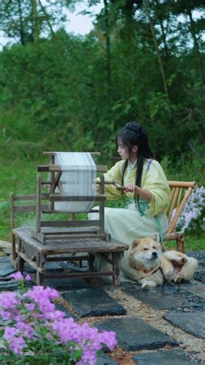 HQDiscover on Instagram: "“A thousand years of beauty, woven into a single silk thread.” #IntangibleCulturalHeritage #SilkFlowerArt #ChineseHeritage #HanfuStyle #TraditionalCraft #AncientChineseArt #HandmadeWithLove #SilkThreadArt #OrientalAesthetics #CulturalLegacy #HeritageCraft #TimelessBeauty #ArtOfWeaving #TraditionalFashion #Craftsmanship"