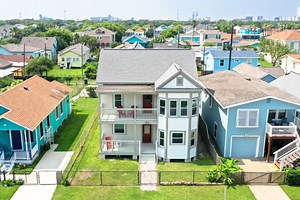 Galveston Vacation Rental | Walk to Beach & Pleasure Pier|$200 Free Activities Daily|Sleeps 20 |4 Kitchens|Water View|Game Room |  Home Rental