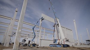 利勃海尔LTR 1100履带式起重机在工地吊装钢材