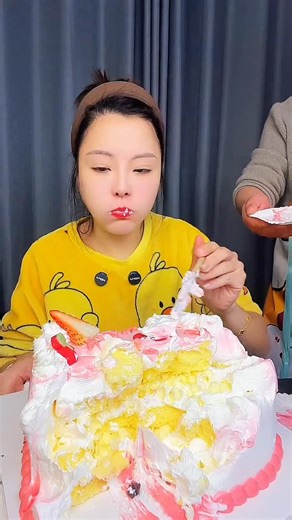 NamNamEat on Instagram: "That first slice of strawberry cream cake hits different 🍓🎂 Fluffy layers, creamy swirls, sweet strawberry bites—turn your sound on for the full ASMR experience 🔊✨ #CakeASMR #DessertReels #FoodieReels #MukbangASMR #ExplorePage"
