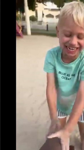 Autistisches Kind: Fröhlich, laut & egal, was andere denken! #shorts