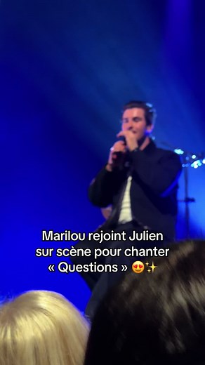 Marilou rejoint Julien sur scène pour chanter « Questions »