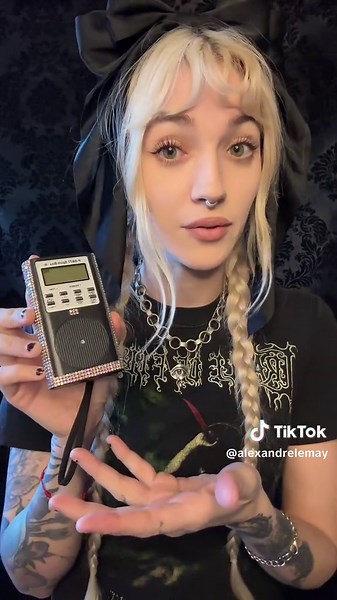 How does the SB-7 Spirit Box work? Ill show you 👻🖤 #livingforthedead #spiritcommunication #paranormal #ghostbox #hauntings