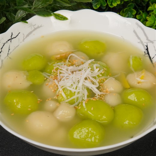 Chè Trôi Nước Lá Dứa – Viên Chè Dẻo Mềm Thơm Mùi Lá Dứa, Nhân Đậu Xanh Bùi Béo, Áp Dụng Bí Quyết Này Để Qua Ngày Vẫn Không Cứng Không Tách Nước #chetroinuoc #chetroinuocladua #bepnhagiang #chetruyenthong #montrangmieng #amthucviet #chehomemade © Bản quyền của video này thuộc về Origin Media SJC © The copyright of this video belongs to Origin Media SJC | Bếp Nhà Giang