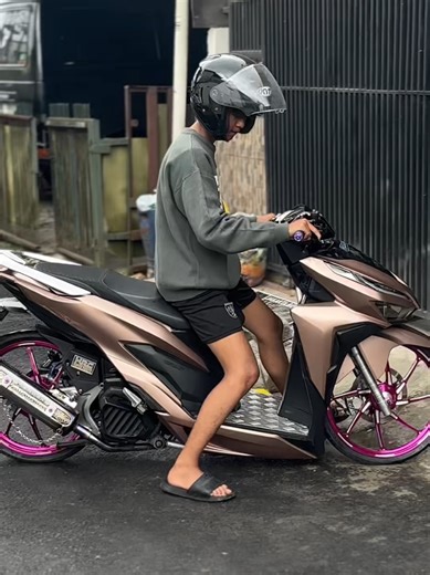 Mewarnai Tahun Baru dengan Motor Vario