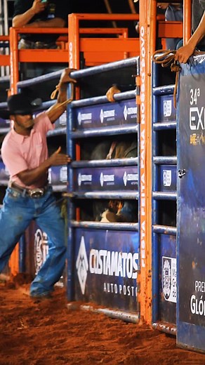 Maior nota do 2º Round Lucas dos Santos garantiu 85.50pts abordo do touro Air Time do Rancho Porteira Véia do Dim @ranchoporteiraveia | Os 8 Segundos Rodeios