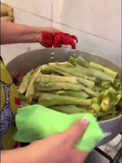 Equatorial Guinea Lady shows how to Prepare a Traditional Food
