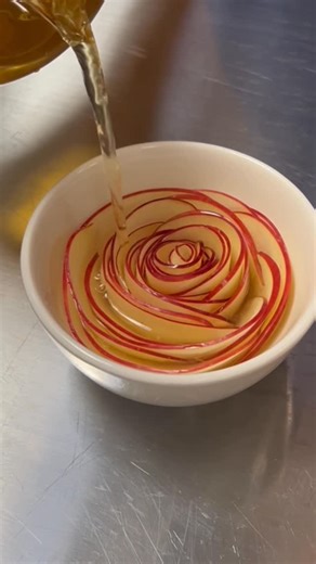 Belly on Instagram: "Rose de thé, ou comment impressionner quiconque vient prendre un simple thé chez vous. Des pommes, du thé, il n’en faut pas plus. Verdict : tout se joue dans la mandoline et la taille de coupe parfaite. Les tranches ne doivent pas être trop fines pour se tenir entre elles au moment de l’installation dans la tasse, et pas trop épaisses pour ne pas se casser. Shoppez la mandoline japonaise des chefs sur l’e-shop Belly."